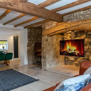  Holiday home Gloucester-modernised 4 Bedroom Cottage-sleeps 8-free Parking-fast Wi-fi United Kingdom