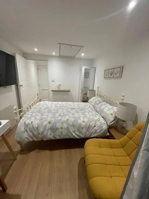 1 Bedroom Guest Suite Near City Centre. Gloucester